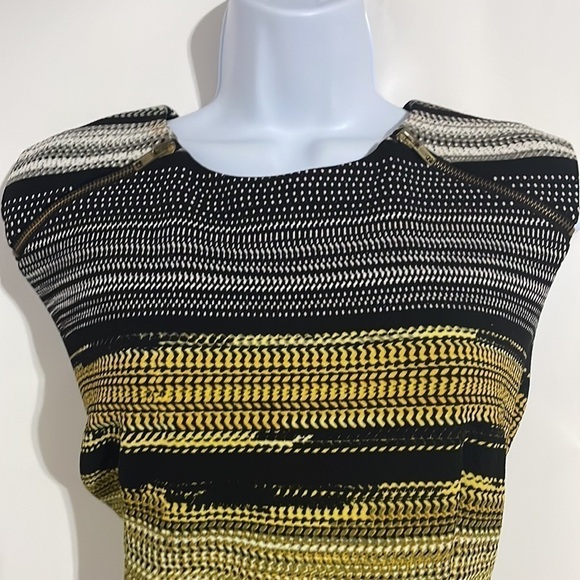 MADISON LEIGH - Women’s MIDI Dress! - Picture 5 of 7